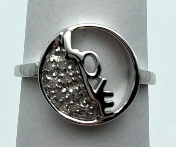 10K WHITE GOLD ROUND LOVE RING WITH 0.06CTS OF DIAMONDS SIZE: 7 2.4G (1 of 2)