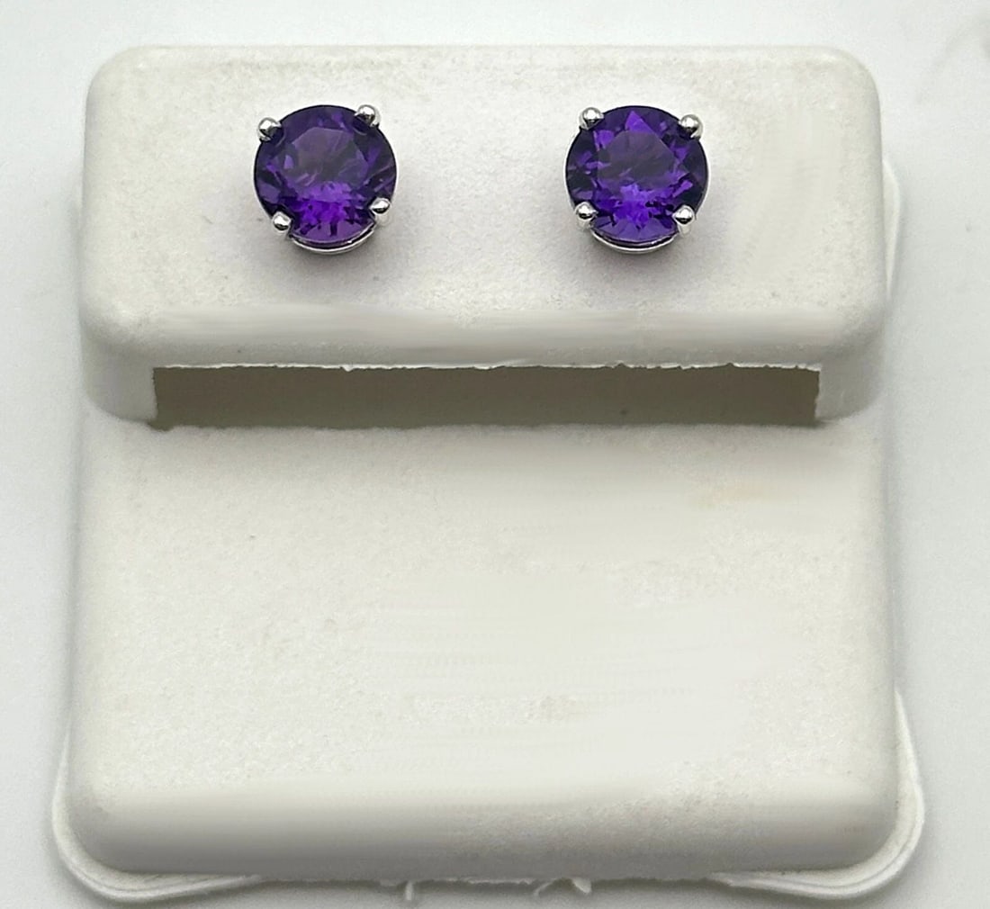 14K WHITE GOLD PUSH BACK STYLE EARRINGS SET WITH 6MM AMETHYST 1.2 GRAMS: 14K WHITE GOLD PUSH BACK STYLE EARRINGS SET WITH 6MM AMETHYST 1.2 GRAMS 14k White Gold Push Back Style Earrings set with 6mm Amethyst Condition: New with out Tags Material: 14k White Gold Weight: 1.2