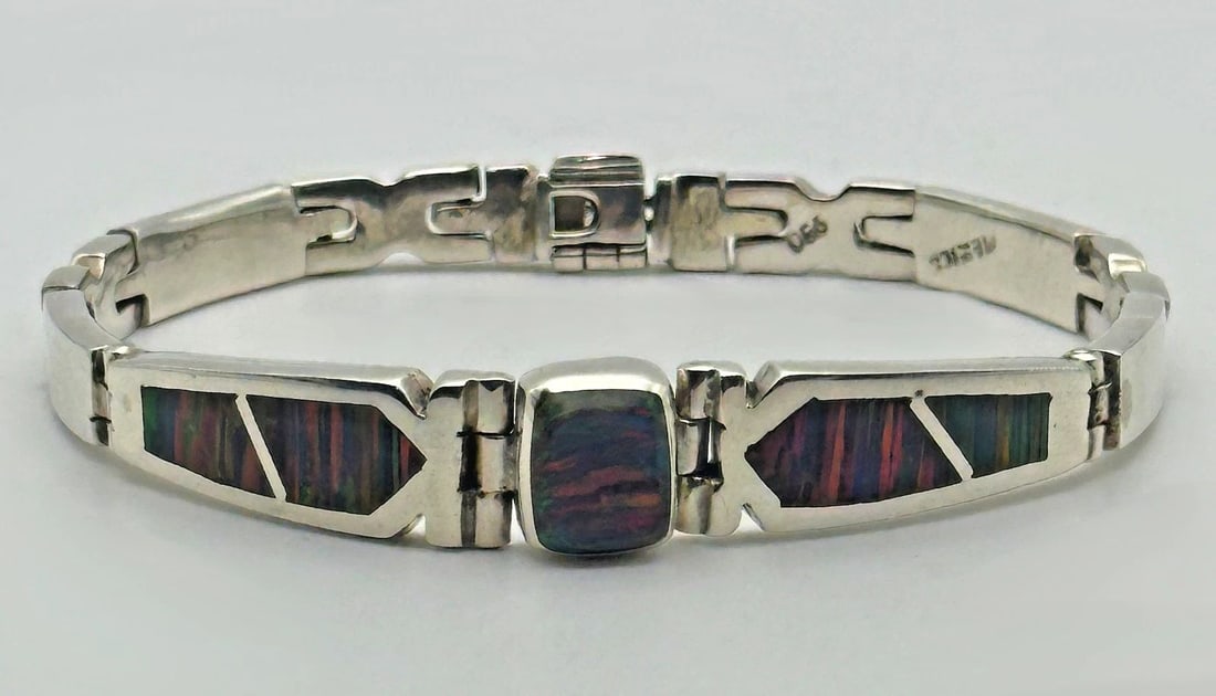 90% SILVER BRACELET WITH MEXICAN BLUE FIRE OPAL 8.25" 43.5 GRAMS: 90% SILVER BRACELET WITH MEXICAN BLUE FIRE OPAL 8.25" 43.5 GRAMS 90% Silver Bracelet with Mexican Blue Fire Opal Condition: Used, has mark scratches and signs of use Material: 900 Silver, 90%. Bracele