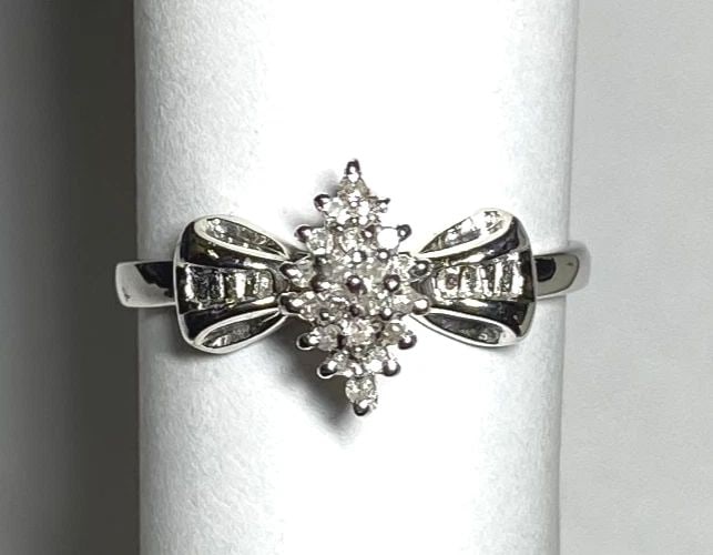 WOMEN'S 14K WHITE GOLD RING WITH 0.12CT CLUSTER DIAMONDS (SIZE 6.5) (1 of 2)