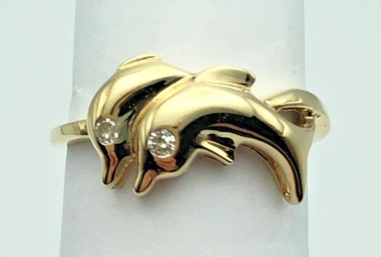 10K YELLOW GOLD DOUBLE DOLPHIN DIVE RING WITH DIAMOND EYES SIZE: 6.75 1.9G: 10K YELLOW GOLD DOUBLE DOLPHIN DIVE RING WITH DIAMOND EYES (SIZE: 6.75) 10k Yellow Gold Double Dolphin Dive Ring with Diamond Eyes You are bidding on a 10k Yellow Gold Double Dolphin Dive Ring with Di