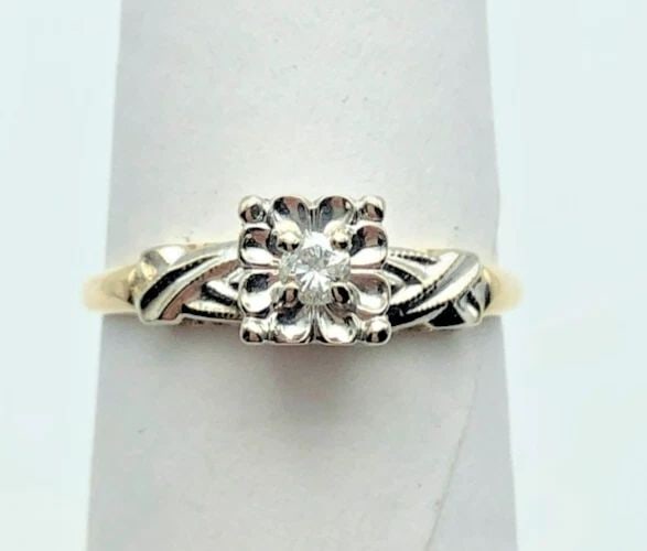 14K YELLOW GOLD RING WITH ILLUSION SET CENTER 0.09CT DIAMOND SIZE: 7 1.7G: 14K YELLOW GOLD RING WITH ILLUSION SET CENTER DIAMOND (SIZE: 7) 14k Yellow Gold Ring with illusion set center Diamond You are bidding on a 14k Yellow Gold Ring with illusion set center Diamond. The pi