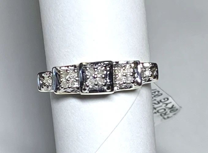 WOMEN'S 10K YELLOW GOLD RING WITH 0.12CT DIAMONDS (SIZE 6.75): WOMEN'S 10K YELLOW GOLD RING WITH 0.12CT DIAMONDS (SIZE 6.75) Women's 10k Yellow Gold Ring with 0.12CT Diamonds (Size 6.75) You are bidding on a new with tags Women's 10k Yellow Gold Ring with 0.12CT