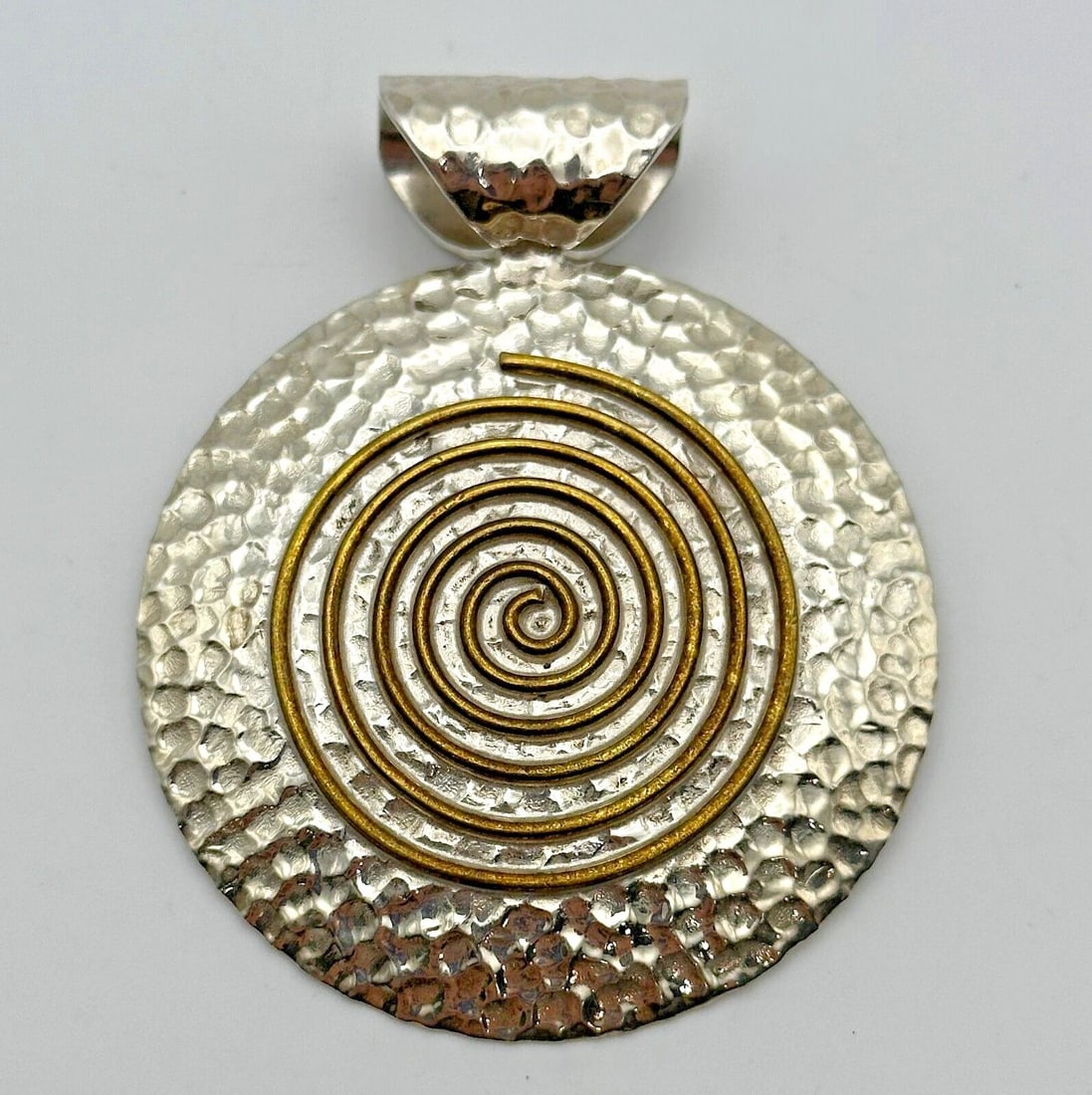 925 STERLING SILVER ROUND HAMMER FINISHED PENDANT WITH BRASS SWIRL CENTER 22.3G (1 of 2)