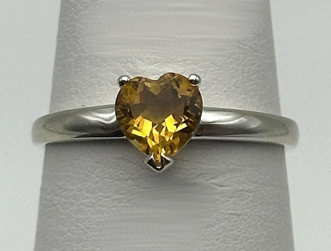 14K WHITE GOLD RING WITH 6MM HEART CUT CITRINE SIZE: 7 1.5G: 14K WHITE GOLD RING WITH 6MM HEART CUT CITRINE SIZE: 7 1.5G 14k White Gold Ring with 6mm Heart shaped Citrine Condition: Used, has been cleaned Material: 14k White Gold Ring Size: 7 Weight: 1.5 grams