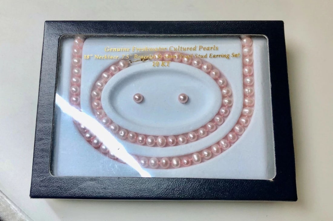 GENUINE FRESHWATER CULTURED PEARLS NECKLACE, BRACELET, EARRING SET 10K GOLD: GENUINE FRESHWATER CULTURED PEARLS NECKLACE, BRACELET, EARRING SET 10K GOLD Genuine Freshwater Cultured Pearls necklace, bracelet, earring set 10k gold You are bidding on a pre-owned Genuine Freshwate