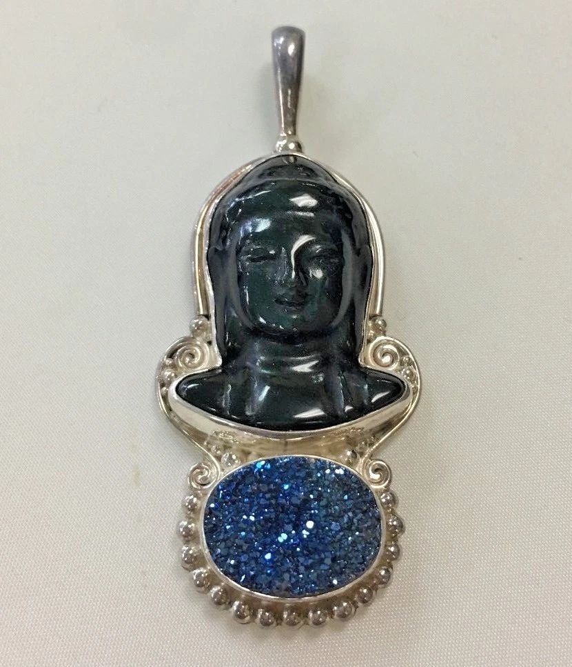 SAJEN STERLING SILVER PENDANT WITH ONYX: SAJEN STERLING SILVER PENDANT WITH ONYX Sajen Sterling Silver Pendant with Onyx You are bidding on a pre-owned Sajen Sterling Silver Pendant with Onyx. There are few minor scratches on the pendant fro