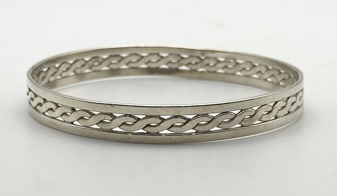 925 STERLING SILVER BANGLE WITH MIDDLE TWIST DESIGN 21.7 GRAMS (1 of 2)