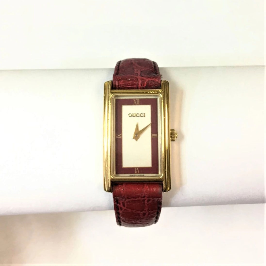 WOMAN'S GUCCI RED WATCH WITH LEATHER BAND MODEL:2600L (19MM) (1 of 2)