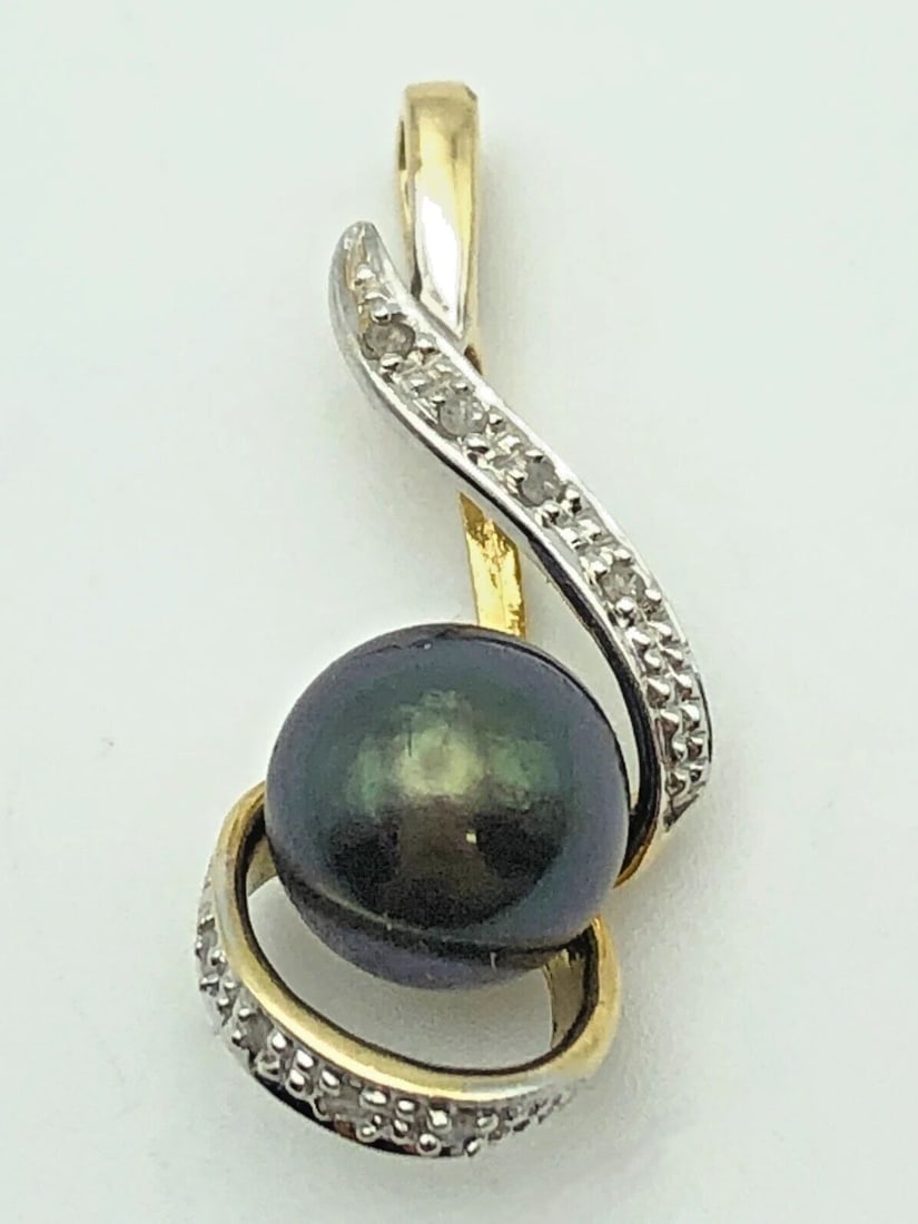 10K GOLD PENDANT WITH BLACK TAHITIAN PEARL AND 0.08CTS OF DIAMONDS 1.6 GRAMS: 10K GOLD PENDANT WITH BLACK TAHITIAN PEARL AND 0.08CTS OF DIAMONDS 1.6 GRAMS 10k Gold Pendant with Black Tahitian Pearl and 0.08cts of Diamonds Condition: Used Material: 10k Yellow Gold Pendant Size: