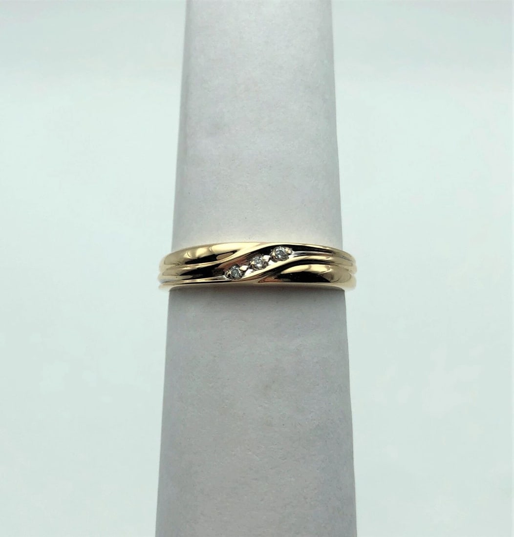 10K GOLD BAND WITH 0.03CTS DIAMONDS SLANTED GROOVED (SIZE: 6.5) (1 of 2)