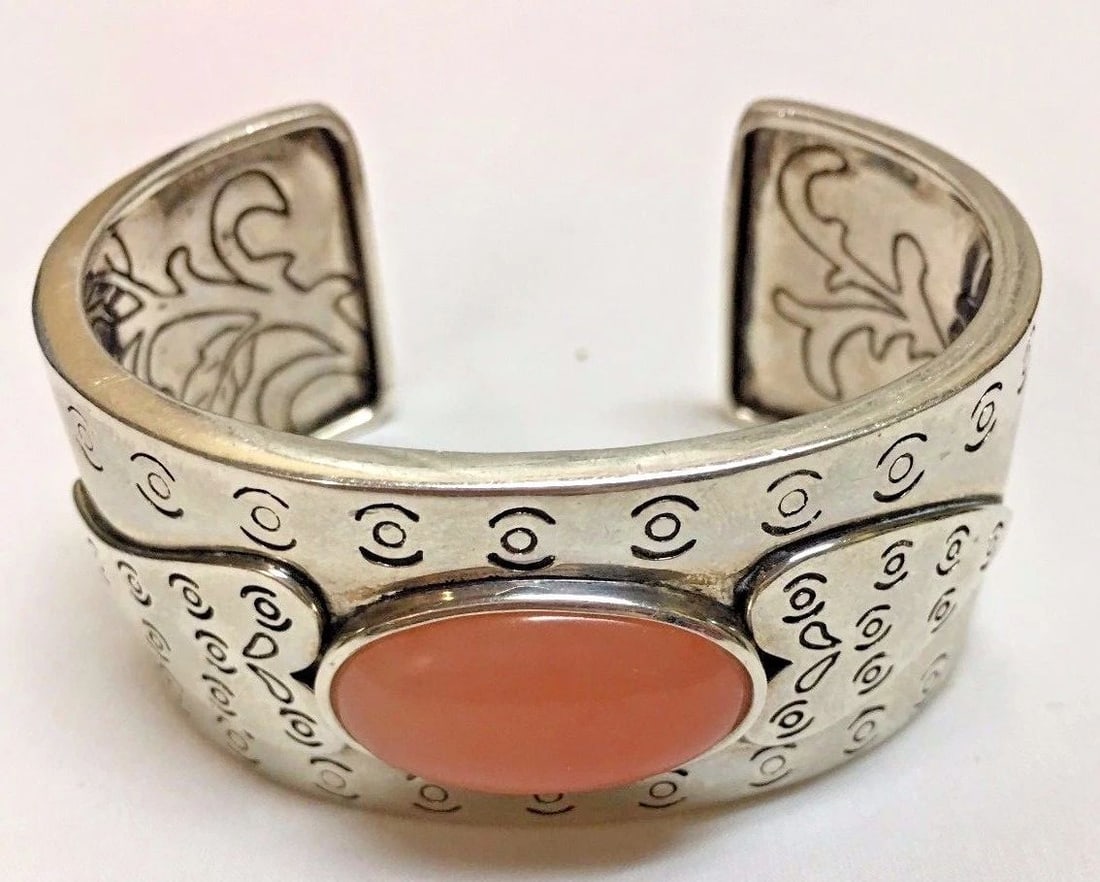 STERLING SILVER CUFF BRACELET PINK STONE VINTAGE: STERLING SILVER CUFF BRACELET PINK STONE VINTAGE Sterling Silver Cuff Bracelet Pink Stone Vintage You are bidding on a pre-owned Sterling Silver Cuff Bracelet Pink Stone Vintage. The cuff is in excell