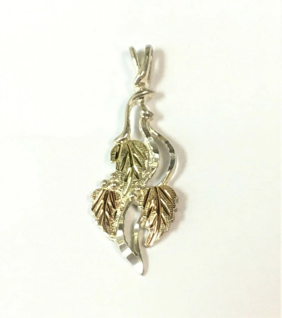 BLACK HILLS GOLD LEAF STYLE PENDANT 925 SILVER AND 12K GOLD: BLACK HILLS GOLD LEAF STYLE PENDANT 925 SILVER AND 12K GOLD Black Hills Gold Leaf Style Pendant 925 Silver and 12k Gold You are bidding on a pre-owned Black Hills Gold Leaf Style Pendant 925 Silver an