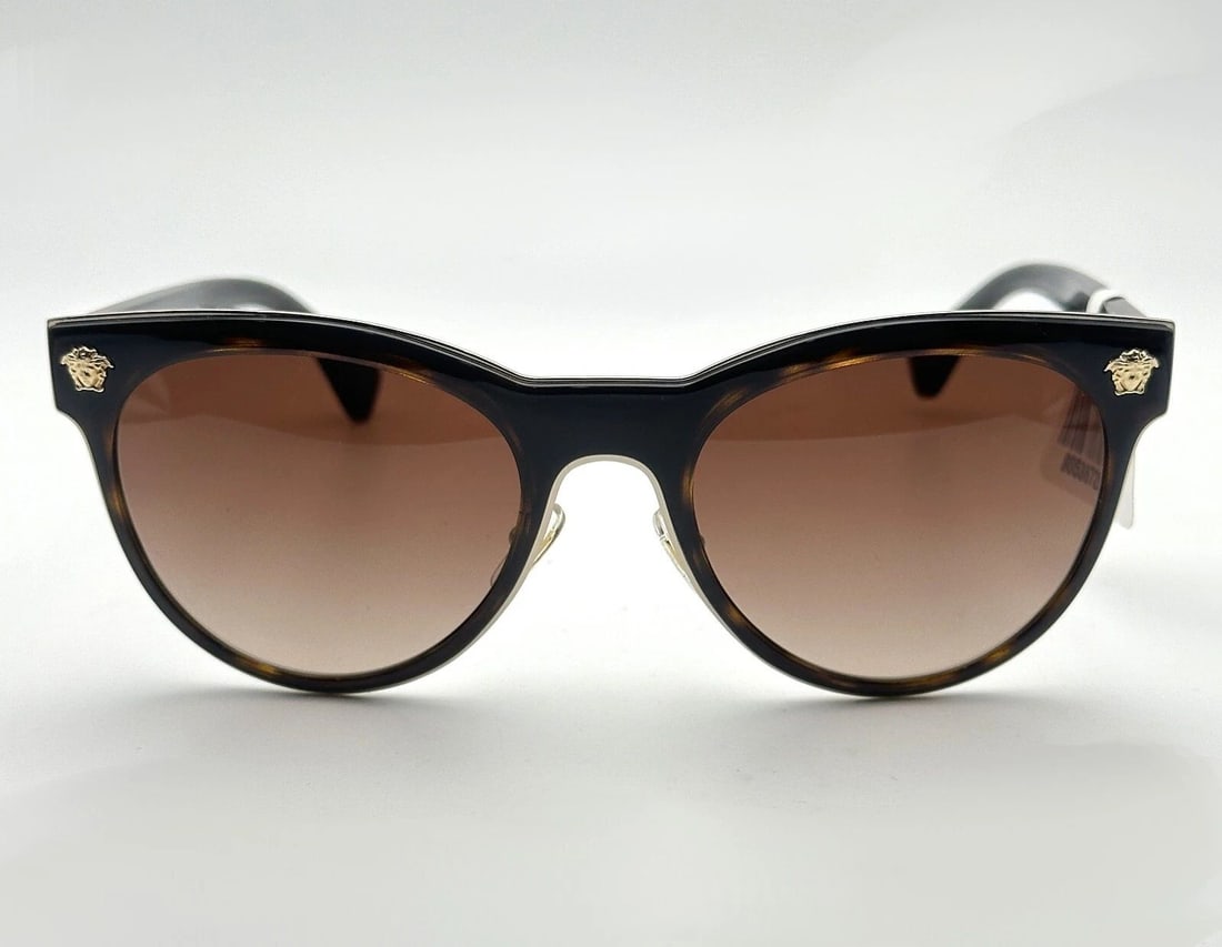 VERSACE VE2198 SUNGLASSES BROWN TORTOISE SHELL COLOR WITH METAL ACCENTING: Versace VE2198 Sunglasses Brown Tortoise Shell Color with Metal Accenting Condition: Display pair, there are marks on the frames Material: Plastic, Metal Accents Color: Brown Tortoise Shell Frames Len