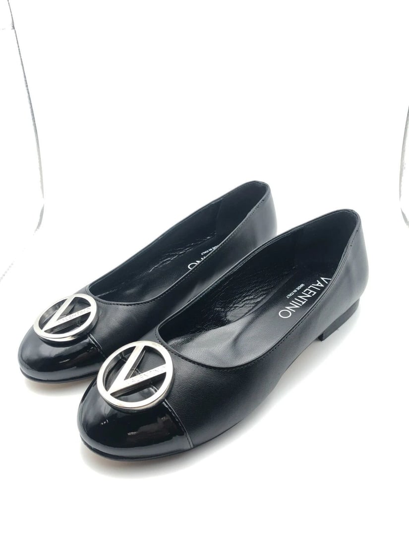 VALENTINO WOMAN'S BLACK FLATS WITH SILVER LOGO (SIZE: 6): VALENTINO WOMAN'S BLACK FLATS WITH SILVER LOGO (SIZE: 6) Valentino Woman's Black Flats with Silver Logo You are bidding on a Valentino Woman's Black Flats with Silver Logo. The shoes have been fully c