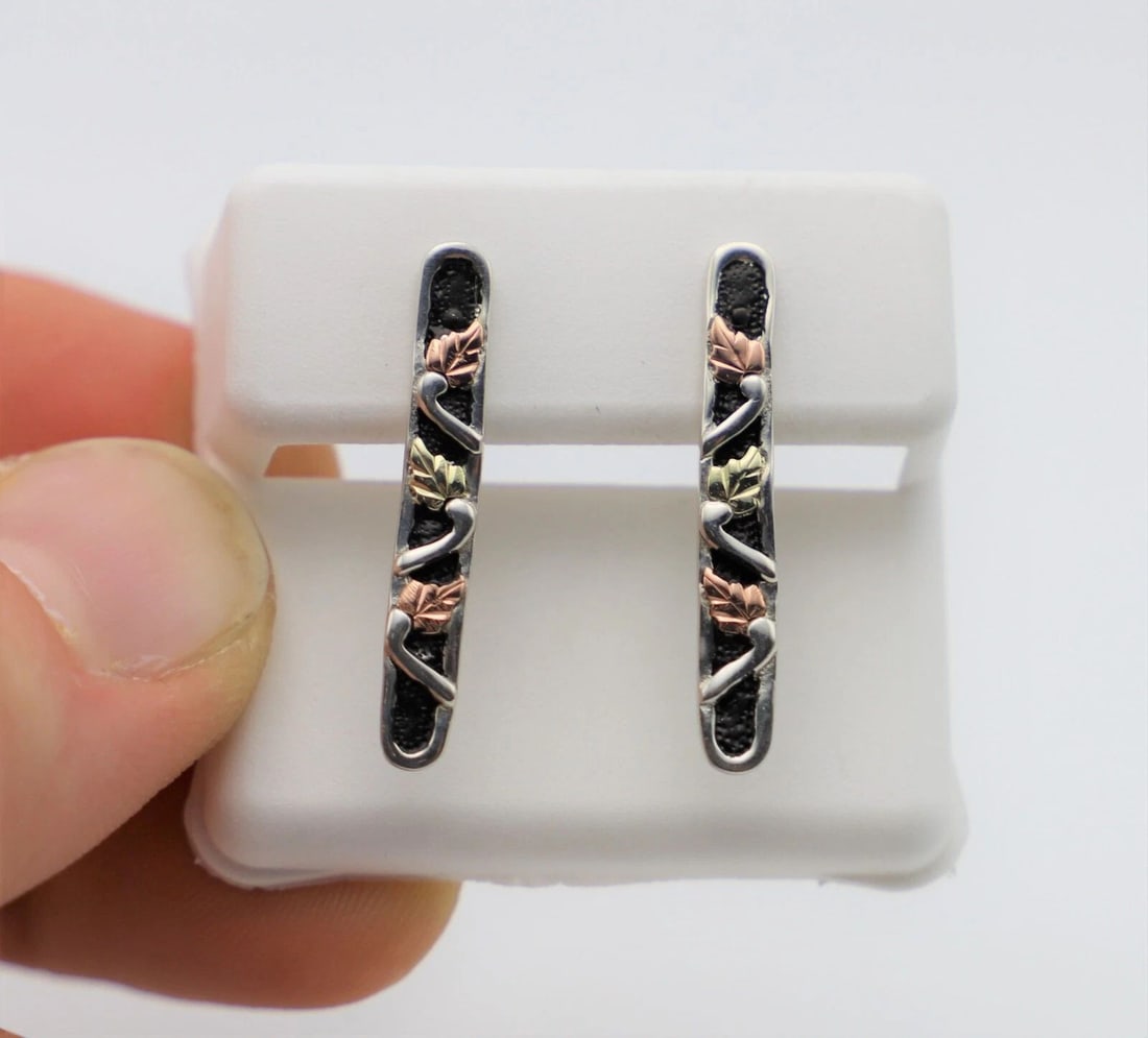SILVER EARRINGS WITH 12KT BLACK HILLS GOLD LEAVES ELONGATED ACROSS VINES: SILVER EARRINGS WITH 12KT BLACK HILLS GOLD LEAVES ELONGATED ACROSS VINES Silver Earrings with 12kt Black Hills Gold Leaves Elongated Across Vines You are bidding on a Silver Earrings with 12kt Black H
