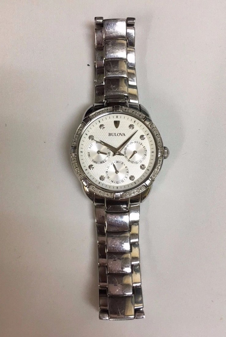 WOMEN'S BULOVA 96R195 SILVER BAND DIAMOND BEZEL DIAMOND DIAL: WOMEN'S BULOVA 96R195 SILVER BAND DIAMOND BEZEL DIAMOND DIAL Women's Bulova 96r195 Stone Bezel You are bidding on a pre-owned Women's Bulova 96r195 watch. The watch is in excellent working condition.