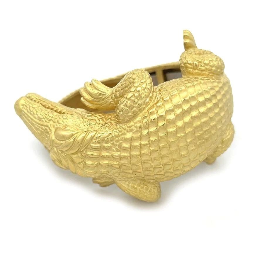 KEISELSTEIN-CORD ALLIGATOR 18K YELLOW GOLD LARGE 3D KICK CUFF BRACELET: KEISELSTEIN-CORD ALLIGATOR 18K YELLOW GOLD LARGE 3D KICK CUFF BRACELET KEISELSTEIN-CORD ALLIGATOR 18K YELLOW GOLD LARGE 3D KICK CUFF BRACELET This authentic Barry Kieselstein-Cord bracelet is finely c