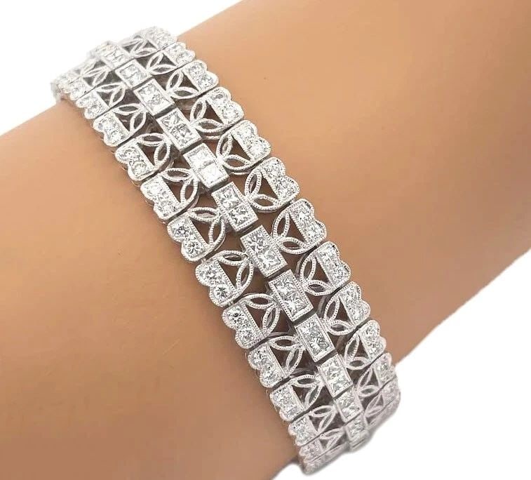 DIAMOND 18K WHITE GOLD 9CT WIDE OPEN STYLE FLORAL BRACELET: DIAMOND 18K WHITE GOLD 9CT WIDE OPEN STYLE FLORAL BRACELET DIAMOND 18K WHITE GOLD 9CT WIDE OPEN STYLE FLORAL BRACELET This is a gorgeous wide bracelet, it is crafted from 18k white gold featuring a