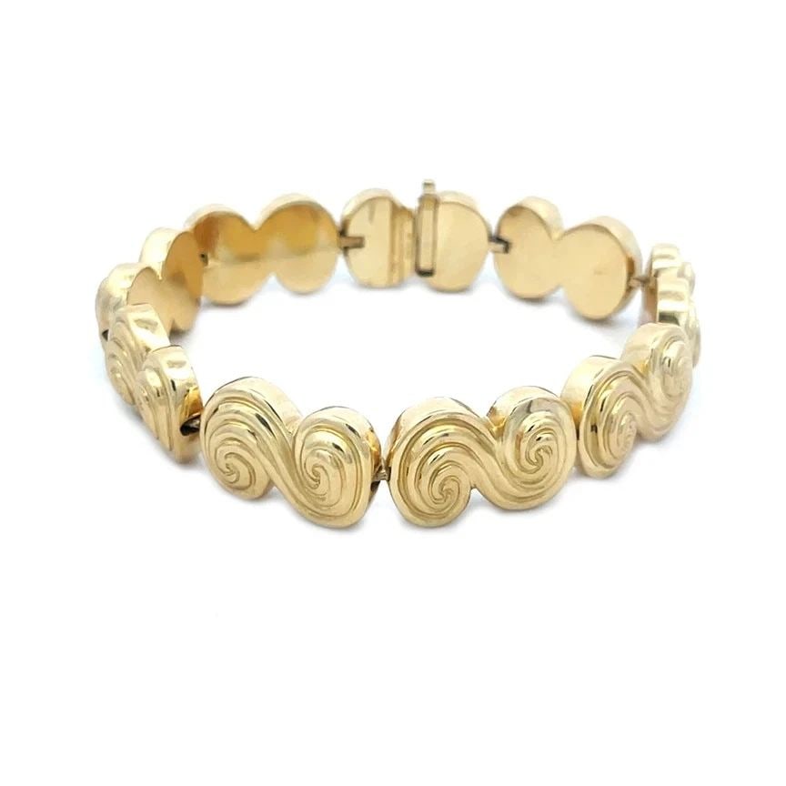 TIFFANY & CO. SPIRO GOLD BRACELET 18K YELLOW VINTAGE S LINK W/BOX: TIFFANY & CO. SPIRO GOLD BRACELET 18K YELLOW VINTAGE S LINK W/BOX Elevate your jewelry collection with this bold and beautiful bracelet by Tiffany & Co. from their Spiro Collection, this bracelet exud