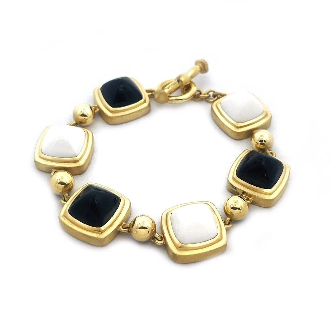 ELIZABETH RAND 18K GOLD BRACELET ONYX AGATE SQUARE PYRAMID STYLE: ELIZABETH RAND 18K GOLD BRACELET ONYX AGATE SQUARE PYRAMID STYLE ELIZABETH RAND 18K GOLD BRACELET ONYX AGATE SQUARE PYRAMID STYLE This gorgeous authentic bracelet is by designer Elizabeth Rand, it is