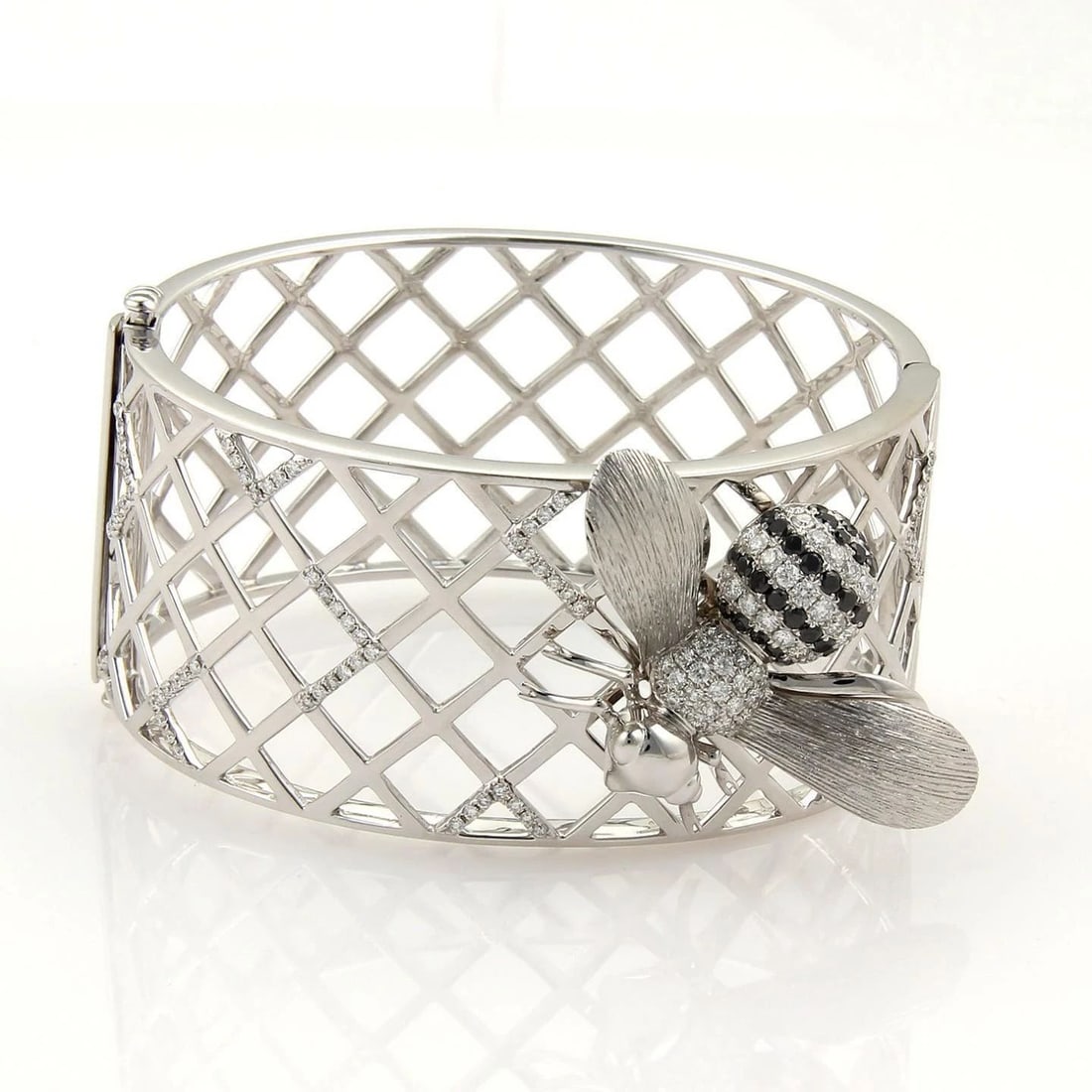 DIAMONDS GOLD LATTICE BRACELET 3D BEE 1.90CT BLACK & WHITE 18K: DIAMONDS GOLD LATTICE BRACELET 3D BEE 1.90CT BLACK & WHITE 18K This Diamonds Gold Lattice design bracelet features a 3D bee resting on the band accented with black and white diamonds set in 18k white