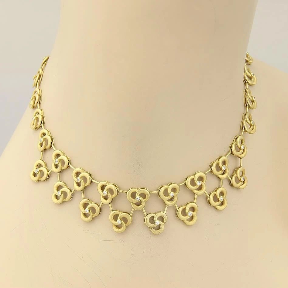 DIAMOND GOLD BIB NECKLACE 18K YELLOW FLORAL STYLE VINTAGE: DIAMOND GOLD BIB NECKLACE 18K YELLOW FLORAL STYLE VINTAGE This vintage 18k yellow gold diamond necklace features a floral design, showcasing round-cut natural diamonds in a drape style. The intricate
