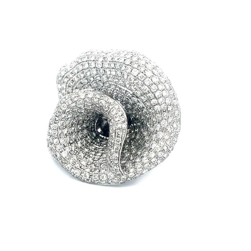 DIAMOND GOLD RING 18K WHITE CHUNKY LARGE FLOWER PAVE SET 6 CARATS: DIAMOND GOLD RING 18K WHITE CHUNKY LARGE FLOWER PAVE SET 6 CARATS DIAMOND GOLD RING 18K WHITE CHUNKY LARGE FLOWER PAVE SET 6 CARATS This stunning eye-catching large diamond ring is crafted in 18k whit