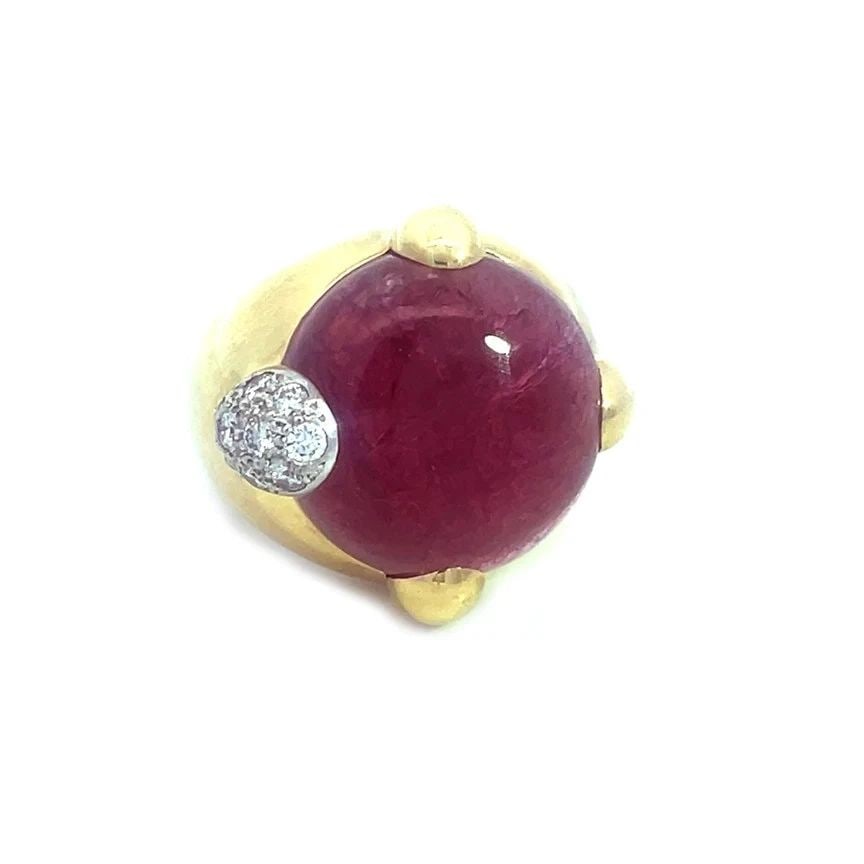 POMELLATO GRIFFE DIAMOND GOLD RING 18K YELLOW PINK TOURMALINE SIZE 6: POMELLATO GRIFFE DIAMOND GOLD RING 18K YELLOW PINK TOURMALINE SIZE 6 This is a gorgeous 18k yellow gold ring by Pomellato from the Griffe Collection. It features a large round pink tourmaline with puf