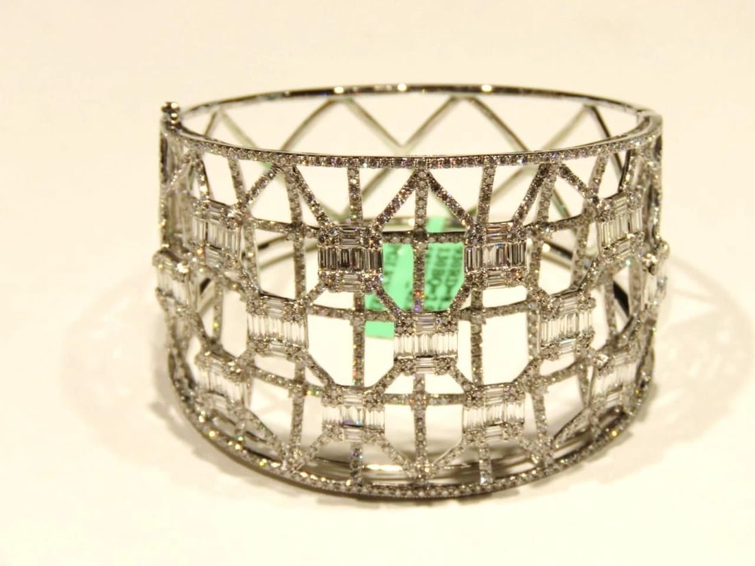 18KT LRG 11.5CT BAGUETTE DIAMOND BRACELET BANGLE: 18KT LRG 11.5CT BAGUETTE DIAMOND BRACELET BANGLE 18KT LRG 11.5CT BAGUETTE DIAMOND BRACELET BANGLE The Following Items we are offering is a Rare Important and Glittering 18KT White Gold Large Baguette