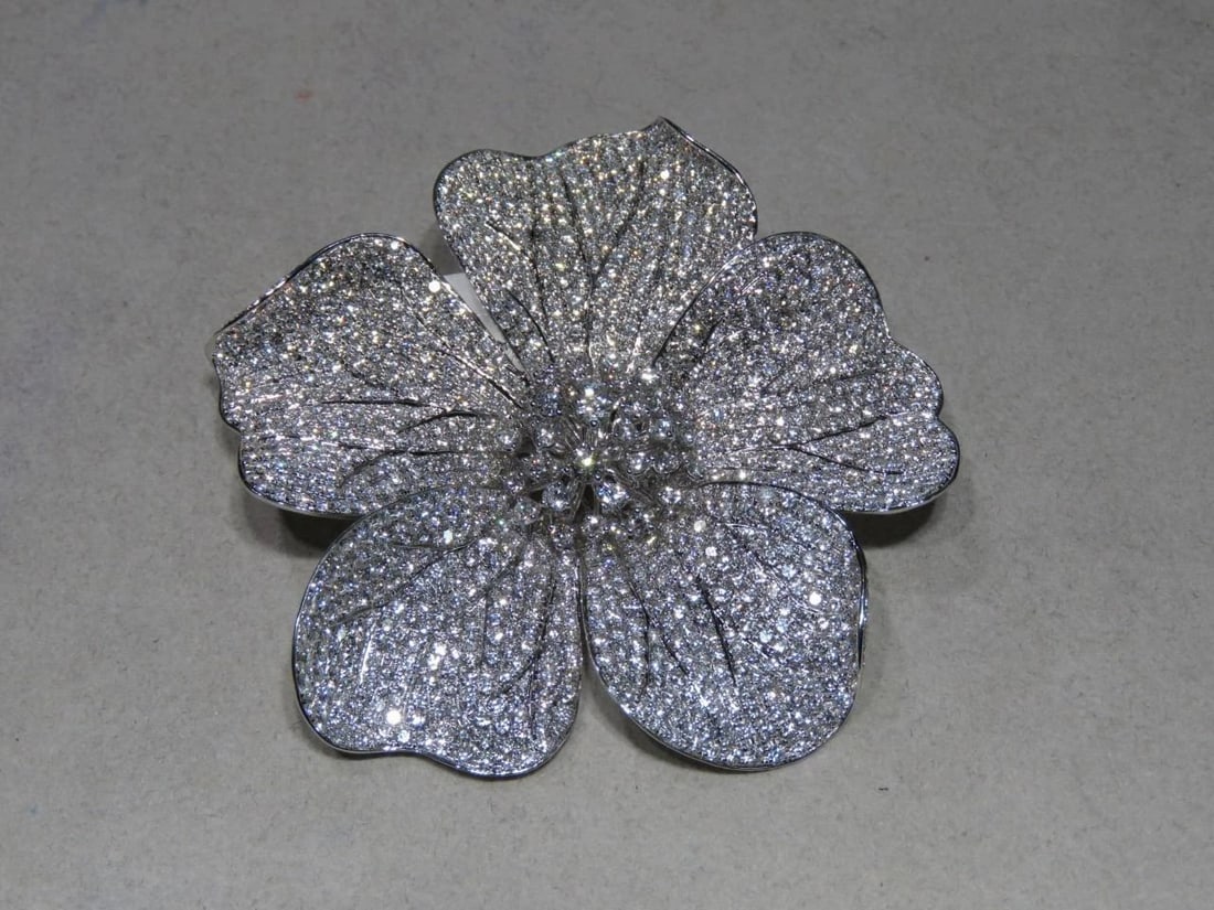 18KT GOLD LARGE FLOWER DIAMOND BROOCH PIN (1 of 2)
