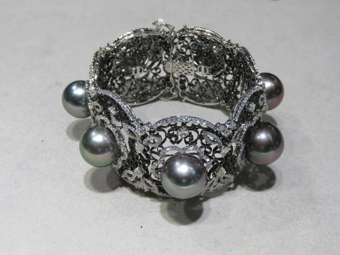 18KT GOLD LARGE TAHITIAN FANCY BLACK PEARL DIAMOND BRACELET: 18KT GOLD LARGE TAHITIAN FANCY BLACK PEARL DIAMOND BRACELET The Following Item we are offering is this Beautiful Rare Important 18KT Gold Fancy Black Tahitian Pearl Diamond Bracelet. Bracelet is