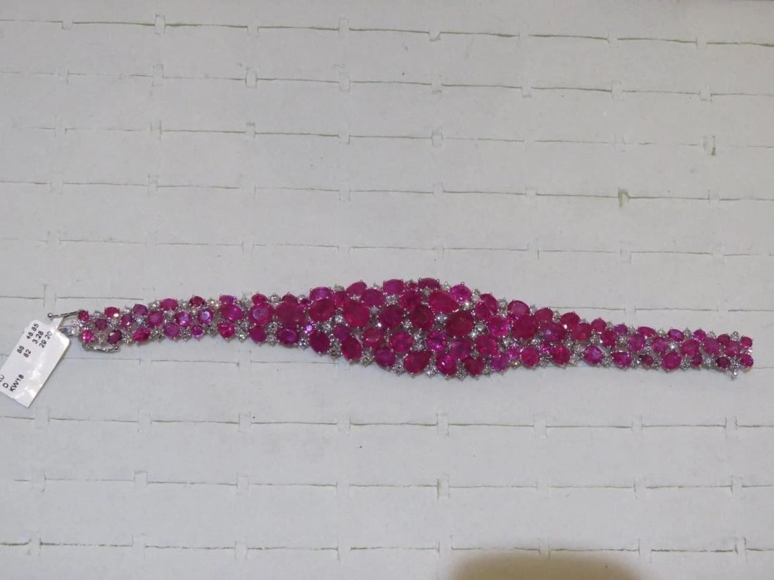 18KT GOLD LARGE FANCY GLITTERING RUBY DIAMOND BRACELET: 18KT GOLD LARGE FANCY GLITTERING RUBY DIAMOND BRACELET The Following Item we are offering is this Rare Important Radiant 18KT Gold Gorgeous Glittering and Sparkling Magnificent Fancy Rare Ruby and