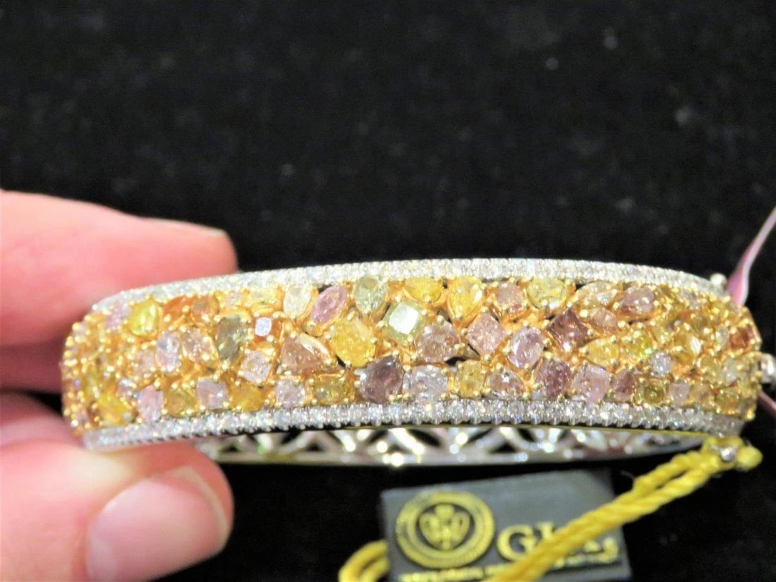 18KT GORGEOUS GIA 12CT YELLOW WHITE DIAMOND PINK DIAMOND COGNAC BANGLE: 18KT GORGEOUS GIA 12CT YELLOW WHITE DIAMOND PINK DIAMOND COGNAC BANGLE The Following Item we are offering is this Beautiful Rare Important 18KT White Gold Certified Brilliant Fancy Shades Yellow