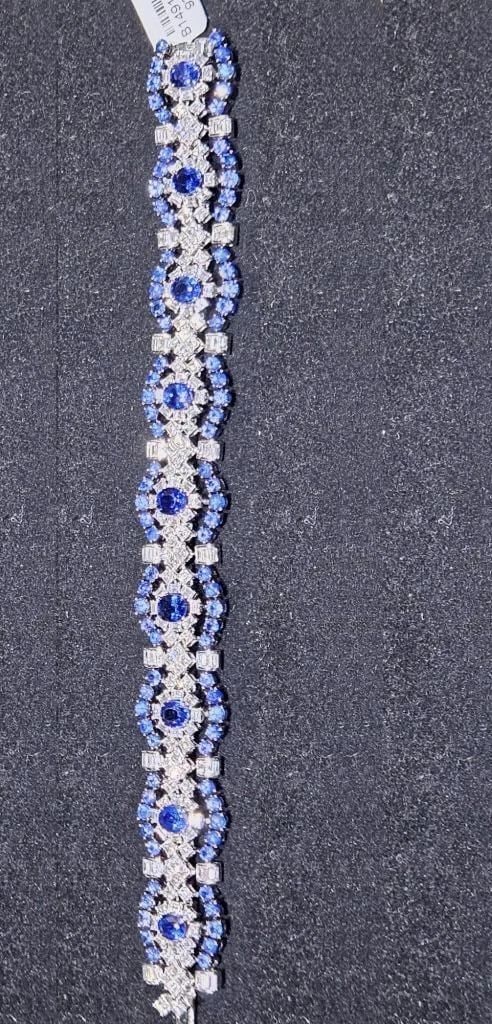18KT GORGEOUS BLUE SAPPHIRE BAGUETTE DIAMOND BRACELET: 18KT GORGEOUS BLUE SAPPHIRE BAGUETTE DIAMOND BRACELET The Following Item we are offering is a Rare Important Spectacular and Brilliant 18KT Gold Large Gorgeous Fancy Ceylon Blue Sapphire Diamond