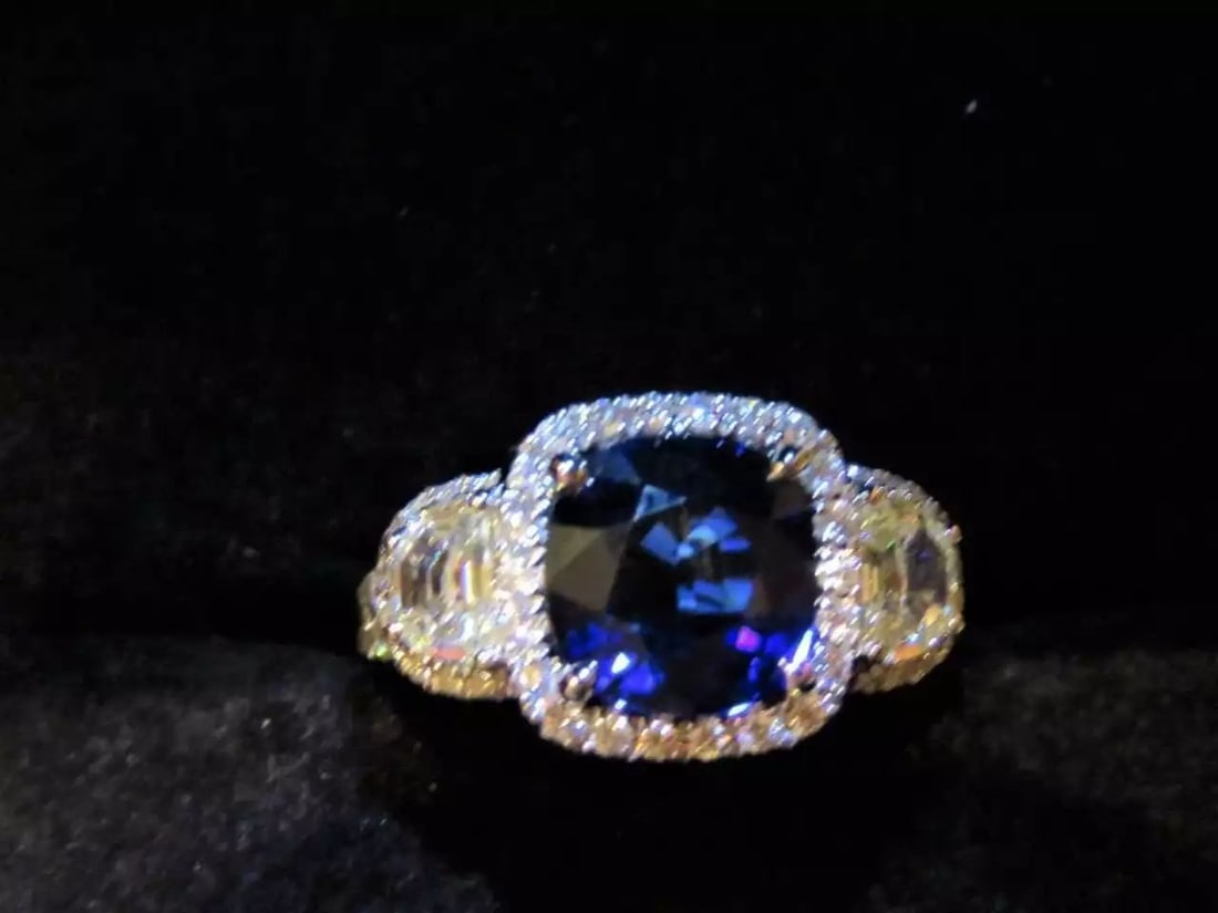 18KT GIA FANCY GORGEOUS BLUE SAPPHIRE RING APP 6CTS: 18KT GIA FANCY GORGEOUS BLUE SAPPHIRE RING APP 6CTS 18KT GIA FANCY GORGEOUS BLUE SAPPHIRE RING APP 6CTS The Following Item we are offering is this Rare Large 18KT GOLD LARGE FANCY CUSHION CUT BLUE