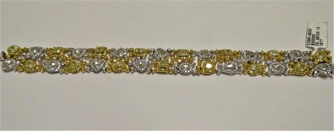 18KT GORGEOUS YELLOW ROSE CUT DIAMOND BRACELET: 18KT GORGEOUS YELLOW ROSE CUT DIAMOND BRACELET The Following Item we are offering is this Beautiful Rare Important 18KT Yellow and White Gold Gorgeous Brilliant Fancy Rose Cut Yellow and White