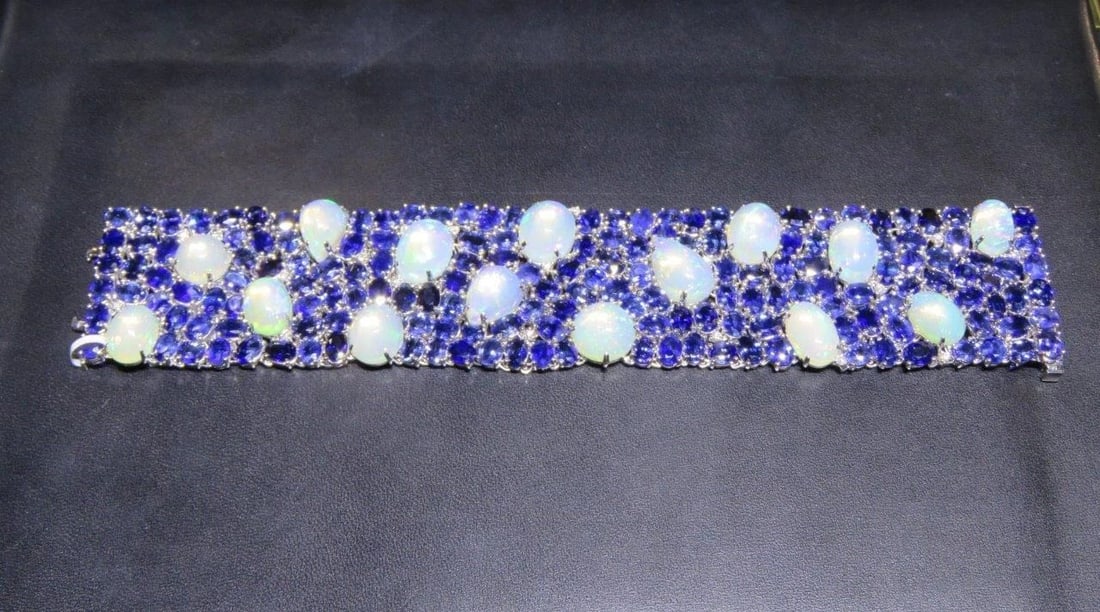 18KT RARE WHITE OPAL DIAMOND BLUE SAPPHIRE BRACELET 140CTS: 18KT RARE WHITE OPAL DIAMOND BLUE SAPPHIRE BRACELET 140CTS The Following Items we are offering is a Rare Important Radiant 18KT Gold Large Fancy Fiery White Opal Diamond Bracelet. Bracelet is