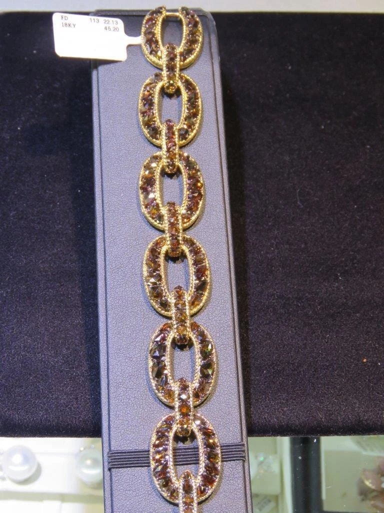 18KT FANCY BROWN DIAMOND GOLD CHAIN BRACELET: 18KT FANCY BROWN DIAMOND GOLD CHAIN BRACELET 18KT FANCY BROWN DIAMOND GOLD CHAIN BRACELET The Following Items we are offering is a Rare Important Radiant 18KT YELLOW GOLD FANCY BROWN DIAMOND