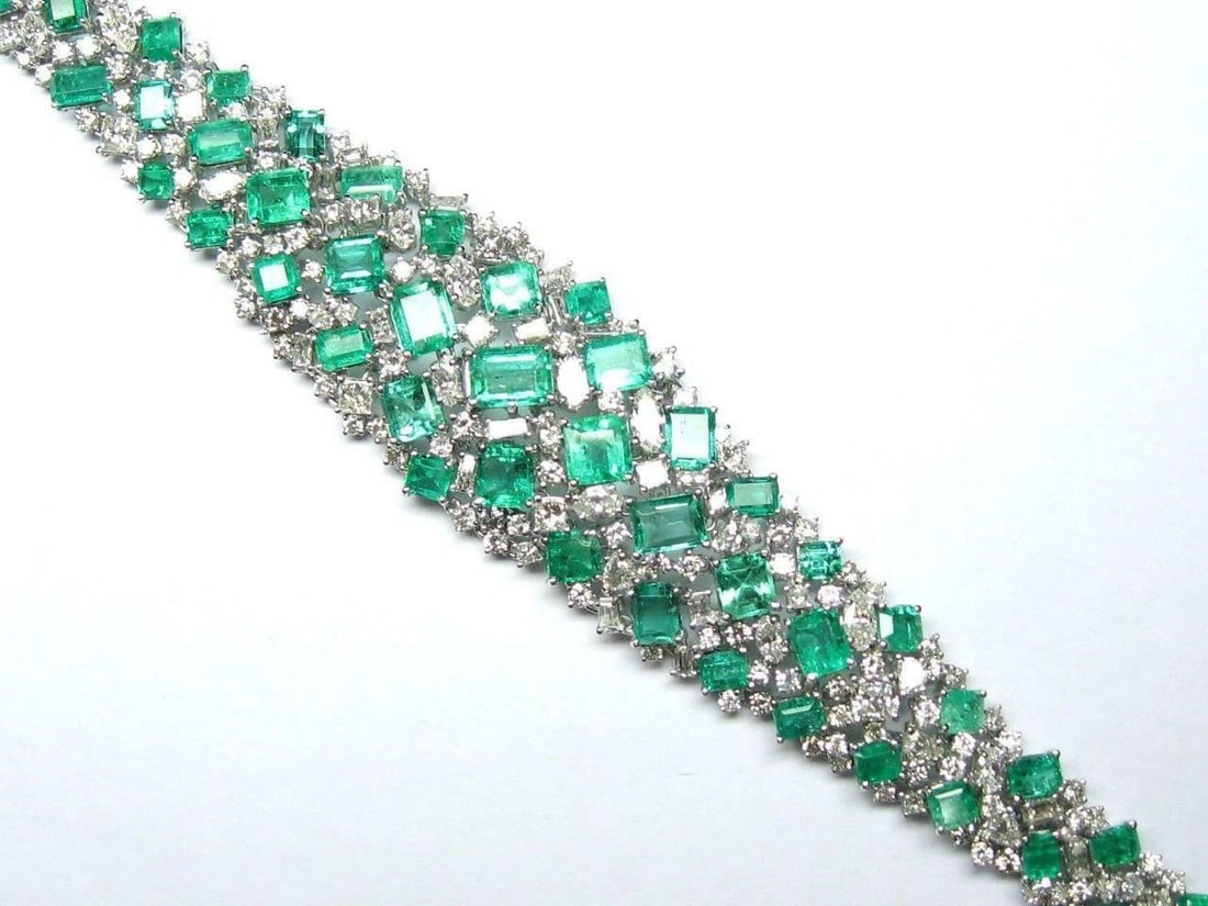 18KT GOLD GORGEOUS LRG EMERALD DIAMOND BRACELET (1 of 2)
