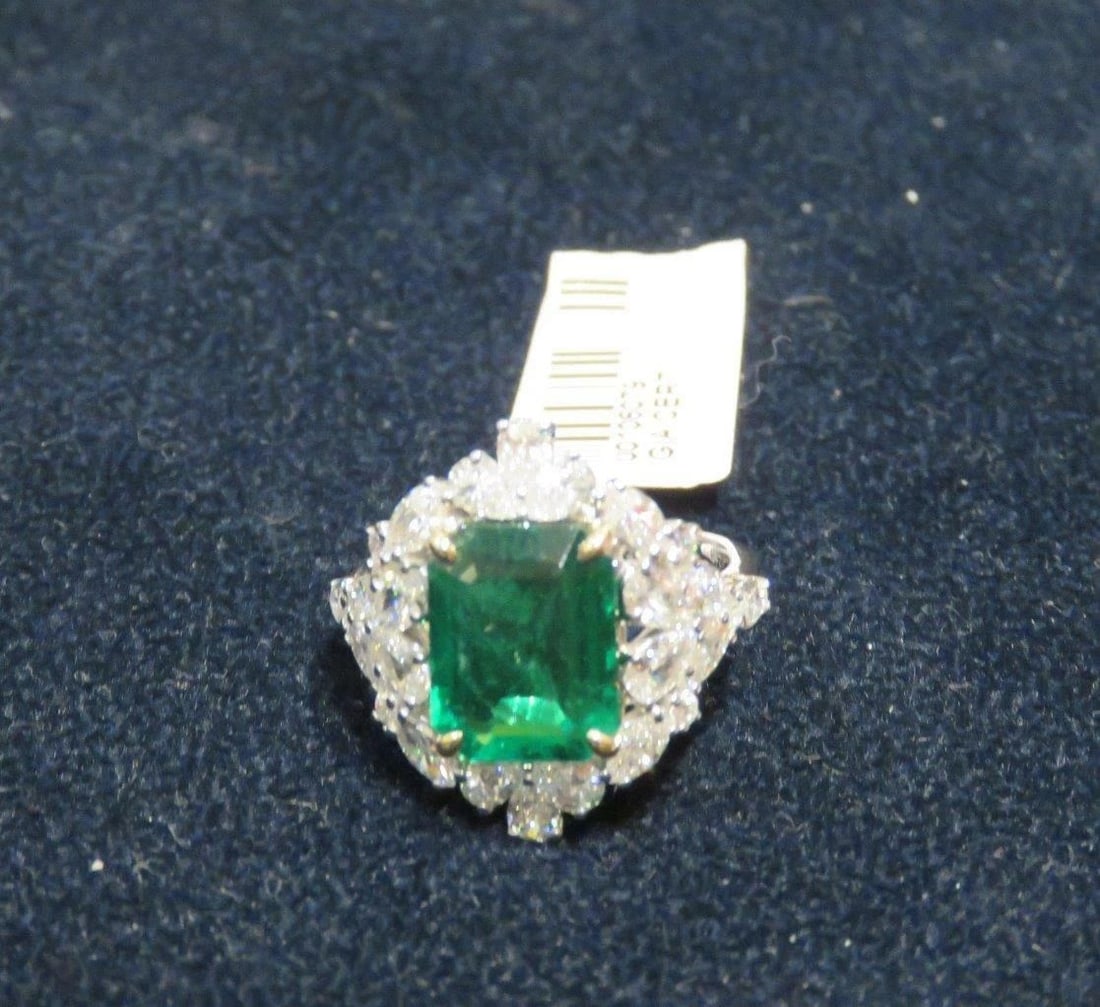 18KT GOLD GLITTERING GIA 6CT EMERALD DIAMOND RING (1 of 2)