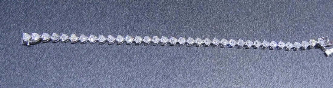 18KT GOLD LRG GLITTERING FANCY HEART DIAMOND TENNIS BRACELET: 18KT GOLD LRG GLITTERING FANCY HEART DIAMOND TENNIS BRACELET The Following Item we are offering is this Beautiful Rare Important 18KT Gold Sparkling Bracelet Tennis Bracelet. This Rare Bracelet featur