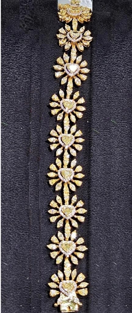 GLITTERING LRG FANCY YELLOW DIAMOND HEART TENNIS BRACELET: GLITTERING LRG FANCY YELLOW DIAMOND HEART TENNIS BRACELET The Following Item we are offering is this Beautiful Rare Important Gold Large Glittering Fancy Heart Shaped Yellow Diamond Tennis Bracelet. B