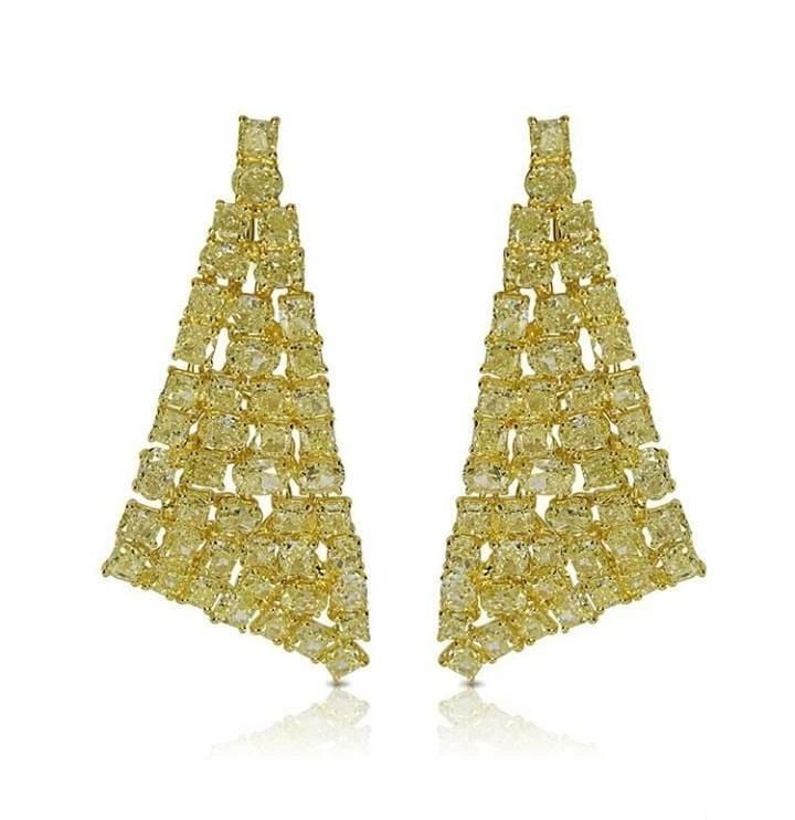 18KT GOLD RARE FANCY YELLOW DIAMOND DRAPE EARRINGS: 18KT GOLD RARE FANCY YELLOW DIAMOND DRAPE EARRINGS The Following Item we are offering is a Rare Important Radiant 18KT Gold Large Fancy Glittering and Radiant Fancy Yellow Diamond Drape Earrings. Earr