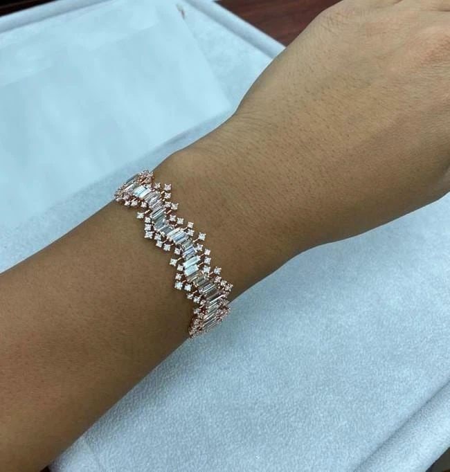 18KT GOLD 20CT GLITTERING DIAMOND BRACELET (1 of 2)