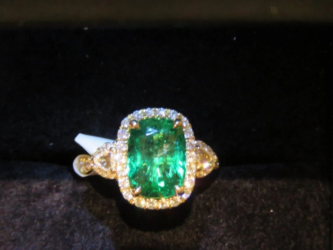 18KT 4CT EMERALD DIAMOND RING (1 of 2)