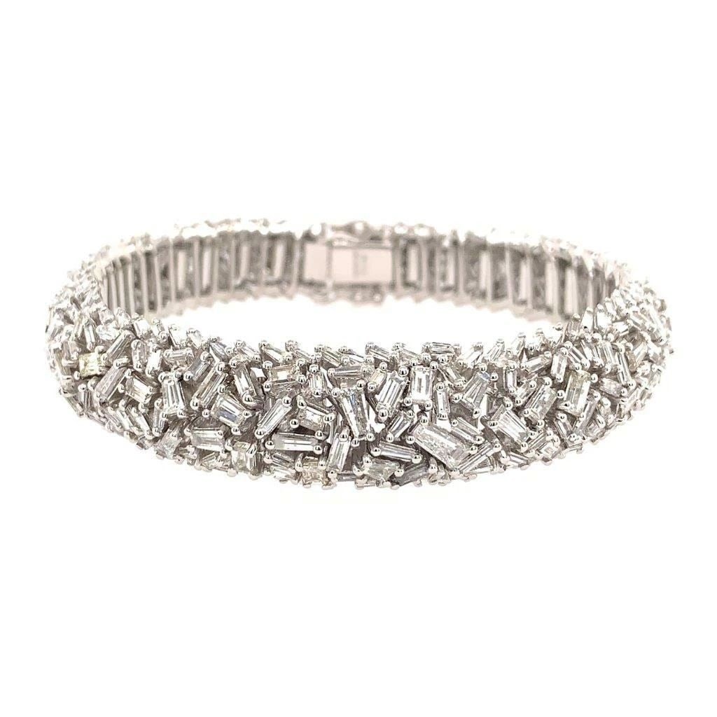 18KT GOLD FANCY BAGUETTE CUT DIAMOND BRACELET: 18KT GOLD FANCY BAGUETTE CUT DIAMOND BRACELET The Following Item we are offering is this Beautiful Rare Important 18KT Gold Sparkling Bracelet. Bracelet FEATURES an Array of Magnificent Rare Gorgeous