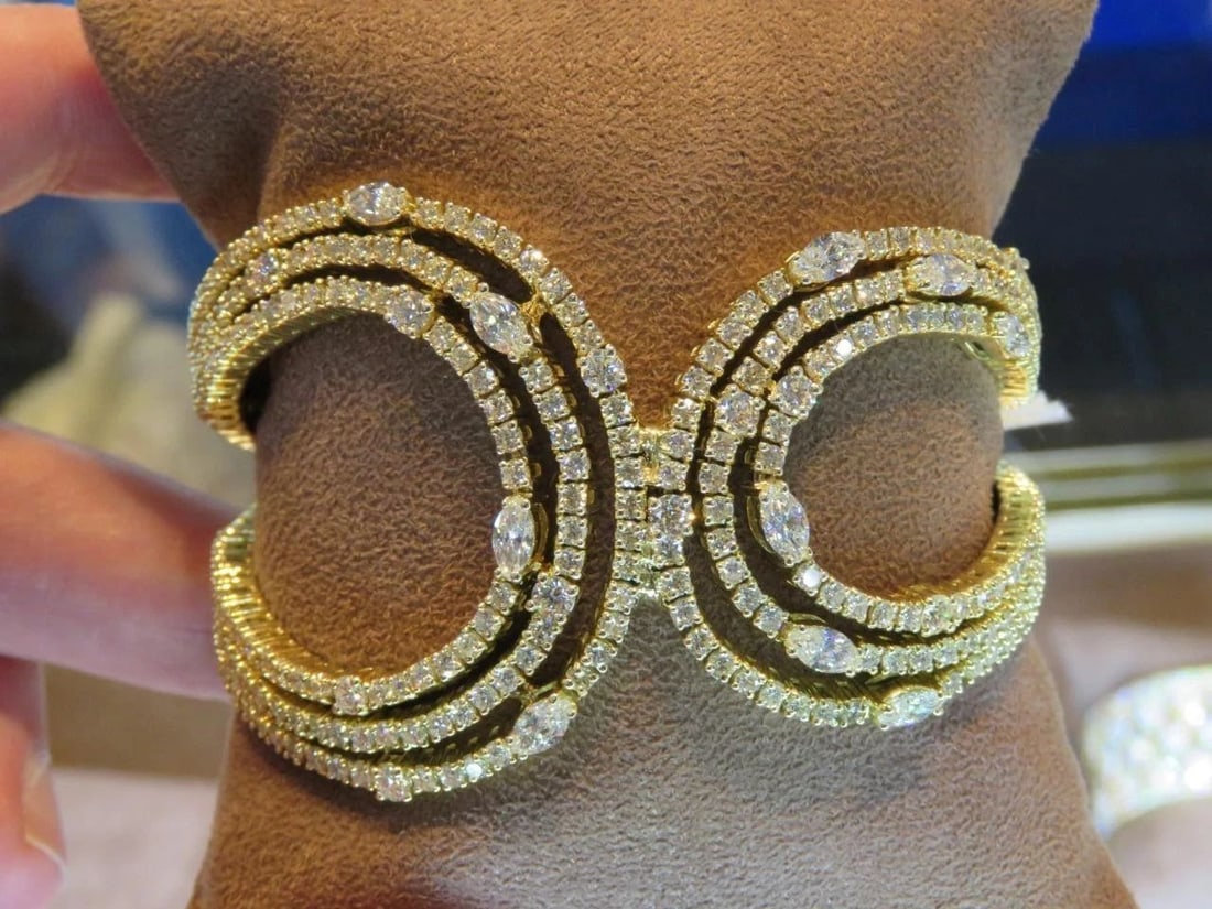 18KT GOLD FANCY 10CT DIAMOND CUFF BANGLE BRACELET (1 of 2)