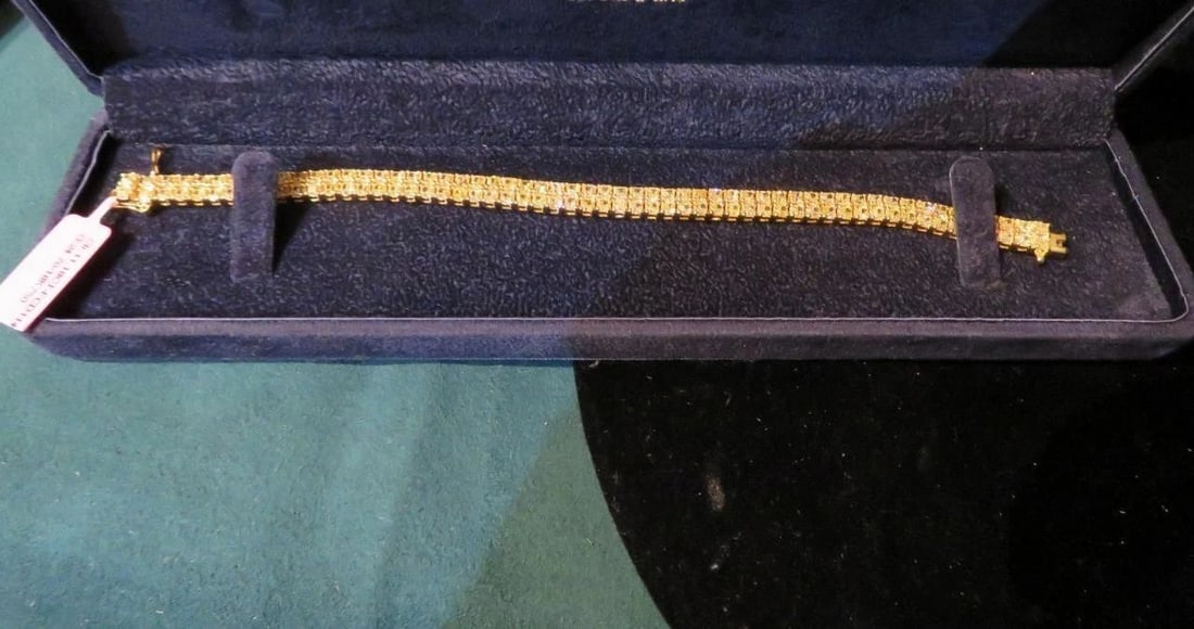 18KT GOLD FANCY YELLOW DIAMOND BRACELET: 18kt GOLD FANCY YELLOW DIAMOND BRACELET The Following Item we are offering is a Rare Important Radiant 18KT Gold Double Strand Fancy Yellow Diamond Bracelet! This Magnificent Fancy Yellow Diamond