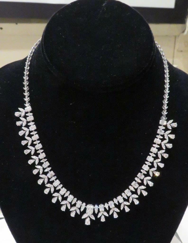 18KT LRG DIAMOND BAGUETTE NECKLACE: 18KT LRG DIAMOND BAGUETTE NECKLACE The Following Items we are offering is a Rare Radiant 18KT GOLD LARGE IMPORTANT BAGUETTE SHAPED DIAMOND FRINGE NECKLACE. Necklace is comprised of Gorgeous Assorted